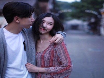 钟欣潼奶头被陈冠希看到了,阿娇陈冠希游戏拍摄意外，网友热议！-2